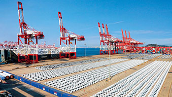 Imported Renaults arriving at Qingdao Port (Photo: Zhang Jingang)