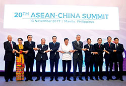 Chinese Premier Li Keqiang (fifth left) with ASEAN leaders at the 20th China-ASEAN Summit in Manila on Nov. 13.