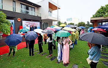 The atmosphere during the event was warm and friendly despite the rain in Da Nang, Vietnam.