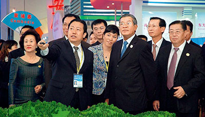 Cambodian Prime Minister Hun Sen (front, right) visits the SSEZ exhibition space at the 4th China-ASEAN Expo in 2007.