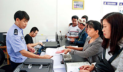 The Foreigners Service and Administration Center of Ruili City receives a large number of applicants every day.