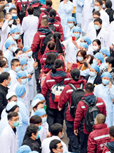 On February 11, the first medical professionals dispatched by Fujian Province to assist Yichang City, Hubei Province, bid farewell to their families and colleagues before setting off.