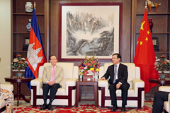 Chinese Ambassador to Cambodia Wang Wentian (right) meets Khmer-Chinese Association President Fang Qiaosheng to accept a donation of US$396,480 and 61,700 yuan made by 198 overseas Chinese in Cambodia to be used for virus prevention and control in China.