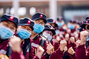 A medical team from Yunnan Province bound for Xianning City, Hubei Province, prepares to set off on February 12.