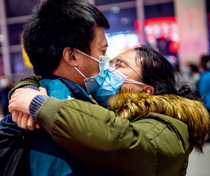 A medical worker from the medical team sent by southwestern China's Guizhou Province to Ezhou, a hard-hit city neighboring Wuhan, kisses his spouse goodbye at the airport before departing on February 11. The 337-member medical team left for Hubei Province from an airport in Guiyang, capital of Guizhou. It was the fourth team sent by Guizhou.