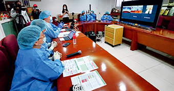 Eleven doctors from the Philippines’ Chinese General Hospital share virus experience with peers at the First Affiliated Hospital of the College of Medicine of Zhejiang University in Hangzhou via videoconferencing on March 24.