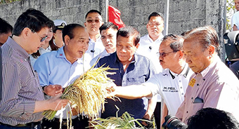 On April 5, 2017, Philippine President Duterte listens to Lin Yuqing and Zhang Zhaodong on advantages of the “pioneer mix of tropical hybrid rice” at the “Harvest Day” in Rizal Province, where the Xiling Series hybrid rice was planted in 60 percent of paddy fields. President Duterte has been enthusiastic about planting tropical hybrid rice throughout the country.