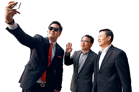 Martin Andanar (left), Secretary of the Philippine Presidential Communications Operations Office, takes a selfie with Guo Weimin (right), vice minister of China’s State Council Information Office, during a visit to Suzhou Broadcasting System after the China-ASEAN Conference of Ministers Responsible for Information on November 22, 2017.