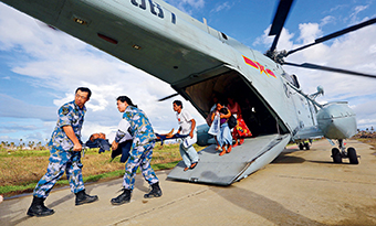 Chinese navy hospital ship “Peace Ark” participated in a rescue operation for people in Tacloban, the capital of Leyte Province, Philippines, from November 24 to December 10, 2013. In this photo, a helicopter transports the wounded.