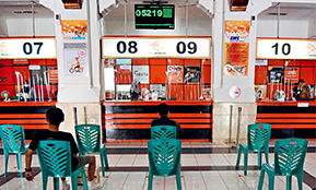 Customers maintain social distance in a post office in Yogyakarta, Indonesia, on April 9, 2020. (SUPRIYANTO)