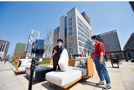 Marketers promote sales of furniture through live-streaming in Nankang District Cross-Border E-Commerce Industrial Park in Ganzhou, Jiangxi Province, on February 26, 2020. (HU CHENHUAN)
