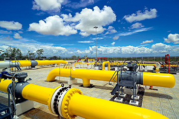 Bright yellow pipes of the Yenangyaung offtake station of China-Myanmar Gas Pipeline sharply contrast Myanmar’s azure sky. (ZHAO JIANZHONG)