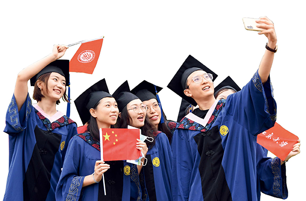 Graduates of Peking University take pictures after the ceremony on July 2, 2020. (REN CHAO)