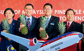 On November 26, 2019, Malaysia’s Deputy Minister of Agriculture and Agro-Based Industry Sim Tze Tzin (second right) and Malaysia’s Special Envoy to China Tan Kok Wai (first right) attend the launch ceremony for a chartered flight for pineapples to be exported to China at Kuala Lumpur International Airport. (Chong Voon Chung)
