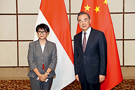 Chinese State Councilor and Foreign Minister Wang Yi (right) holds talks with Indonesian Foreign Minister Retno Marsudi in south China’s Hainan Province on August 20. (ZHANG LIYUN/XINHUA)