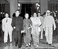 On October 3, 1960, Premier Zhou Enlai (second left) and his wife Deng Yingchao (third left) host a farewell banquet for visiting Myanmar Prime Minister U Nu (right) and his wife. (LI JILU)