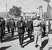Premier Zhou Enlai (left) and Prime Minister U Ba Swe (right) walk across the Nine Valley-Wanding Bridge to attend a border inhabitants’ celebration after Premier Zhou’s visit to Myanmar on December 16, 1956. (LIU QINGRUI)