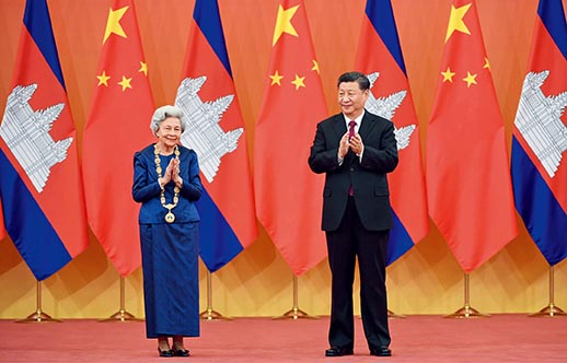 Chinese President Xi Jinping holds a ceremony to award Cambodian Queen Mother Norodom Monineath Sihanouk the Friendship Medal of the People’s Republic of China at the Great Hall of the People in Beijing on November 6. (ZHANG LING/XINHUA)