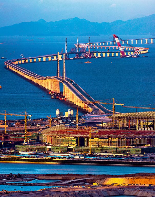 The last steel tower of the Hong Kong-Zhuhai-Macao Bridge is installed on June 2, 2016, enabling the final connection. (CHEN XIANYAO)