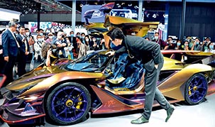 The world’s first all-carbon fiber hypercar, Apollo Intensa Emozione, at the 3rd CIIE. (YANG YANG)