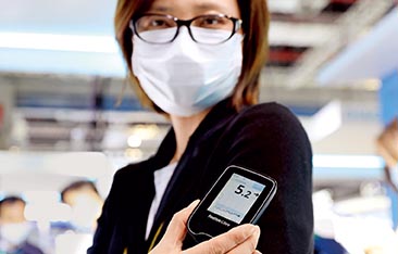 An exhibitor demonstrates a newest continuous glucose monitor at the 3rd CIIE. (LIU YING)