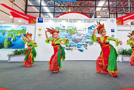 Indonesian artists perform a traditional dance at the 17th China-ASEAN Expo on November 29.（YU XIANGQUAN/VCG）