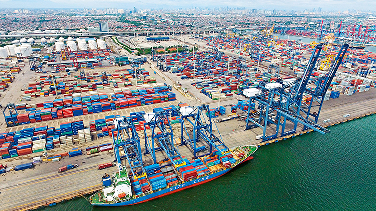Port of Tanjung Priok in Jakarta，one of the busiest in Indonesia．（DU YU）