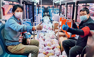 Volunteers work on a bus-turned-delivery vehicle for daily necessities for Wuhan residents in isolation during the coronavirus outbreak on February 20，2020．（AI MIN）