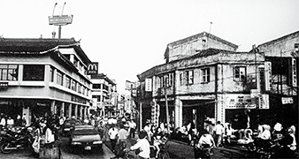 In 1986，Dongmen Old Street remained lined with traditional Cantonese style buildings despite China's first McDonald's opening there．（ZHENG DONGSHENG）