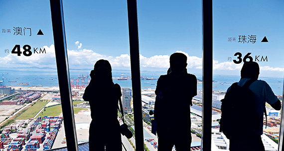 On July 23，2020，visitors look over Macao and Zhuhai from the Shenzhen Shimao Qianhai Center．（CHEN WEN）