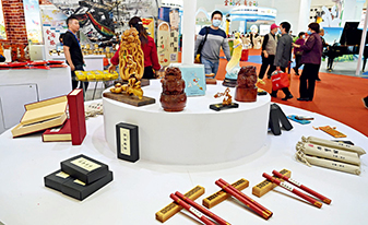 Wooden artifacts displayed at the 6th Maritime Silk Road（Fuzhou）International Tourism Festival．（LIN SHANCHUAN）