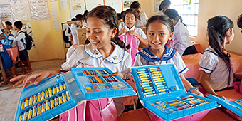 Primary school students in Cambodia receive “panda packs”on May 11，2018.